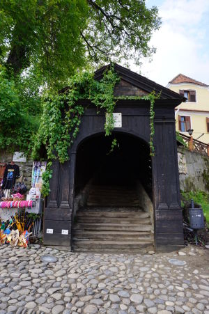 Kamenné schodisko s drevenou strechou vedúce na najvyšší kopec citadely