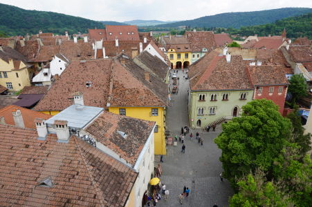 Výhľad z veže na Sighișoaru a okolie