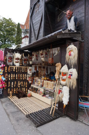 Obchody s maskami čertov ("dracul" v rumunčine znamená drak, ale aj čert)