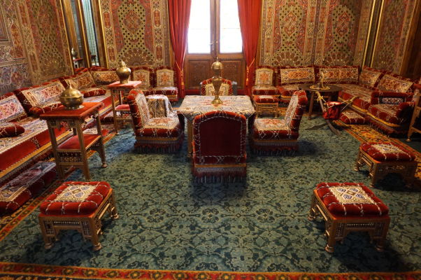 Zámok Peleš - Turecký salón, ktorý slúžil ako fajčiarsky salón. Steny sú pokryté brokátom z Viedne, nábytok a koberce pochádzajú z Turecka a Perzie