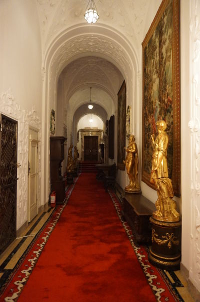 Hlavná prepojovacia chodba v zámku Peleš