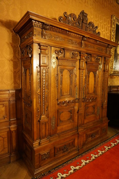 Honosný nábytok na hornom poschodí zámku Peleš