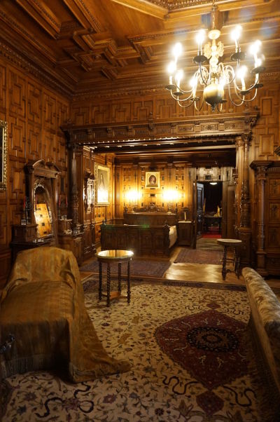 Honosný nábytok na hornom poschodí zámku Peleš - Salónik