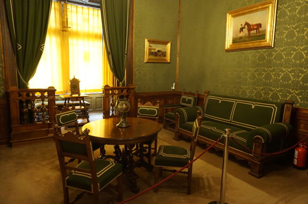 Honosný nábytok na hornom poschodí zámku Peleš - Salónik