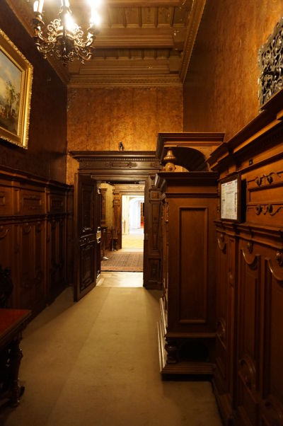 I prepojovacie chodby na prvom poschodí zámku Peleš sú bohato dekorované drevom