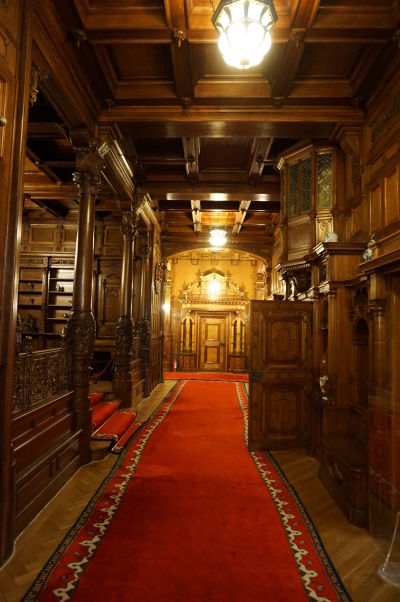 I prepojovacie chodby na prvom poschodí zámku Peleš sú bohato dekorované drevom