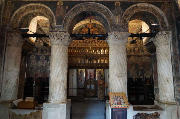 Kostolík Stavropoleos v Bukurešti, ktorý je súčasťou kláštora s rovnakým názvom