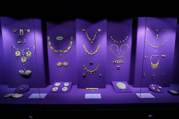 Národné múzeum histórie v Bukurešti disponuje obrovskou zbierkou artefaktov zo zlata a drahých kovov zo všetkých období