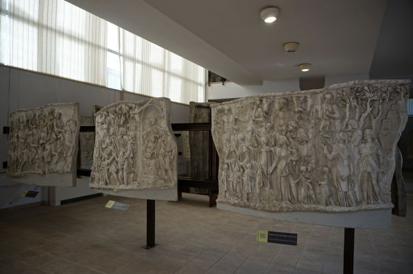 Asi najväčším "artefaktom" Národného múzea histórie v Bukurešti sú zrejme časti kópie (1:1) Trajánovho stĺpu, ktoré zaberajú jednu celú obrovskú miestnosť