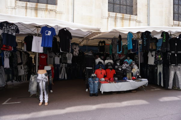 Uličky v okolí mestskej tržnice v Nancy sú plné ďalších stánkov a obchodov