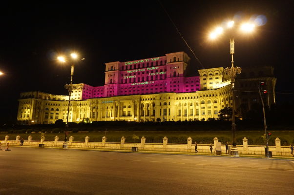 Nočný pohľad na Rumunský parlament (Dom ľudu) v Bukurešti - najťažšiu budovu sveta