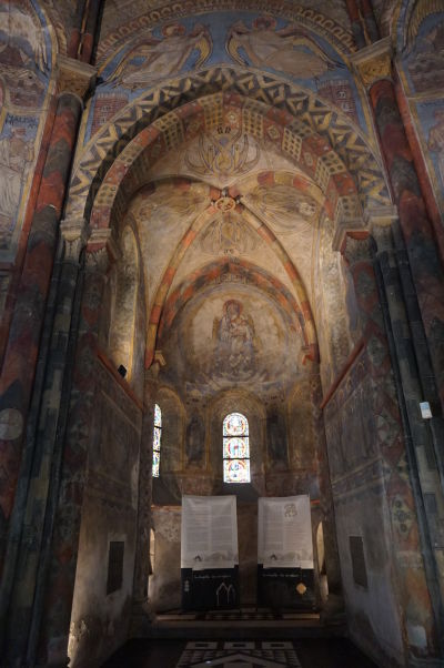 Kaplnka Templárov v Metz z 12. storočia - interiér je pokrytý freskami