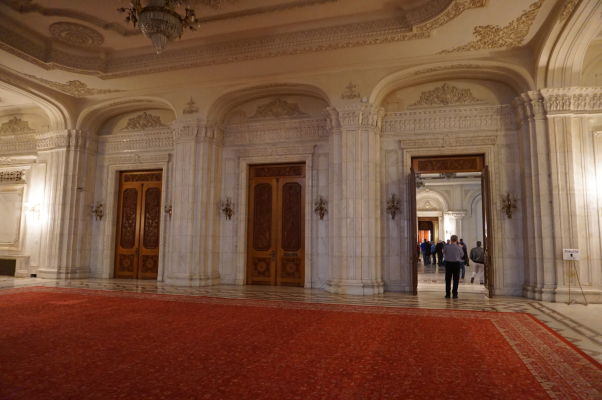 Interiéry budovy Rumunského parlamentu (Domu ľudu) v Bukurešti sú plné mramoru a krištáľu