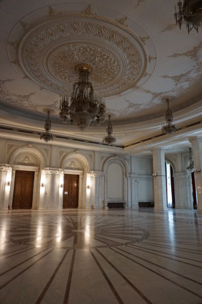 Interiéry budovy Rumunského parlamentu (Domu ľudu) v Bukurešti sú plné mramoru a krištáľu