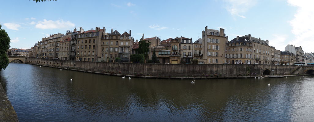 Pobrežné domčeky a promenáda popri riečke Moselle v Metz