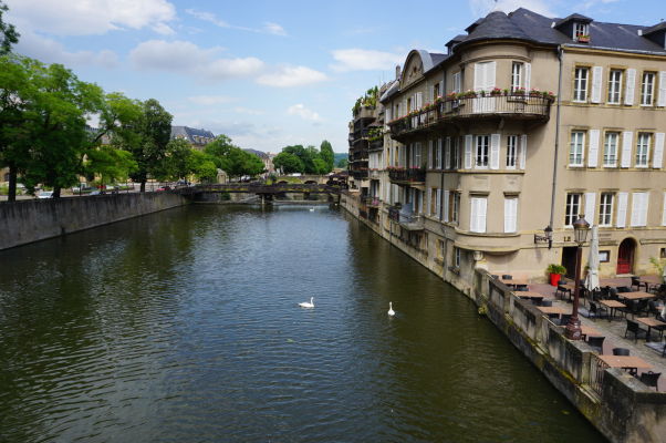 Pobrežné domčeky a promenáda popri riečke Moselle v Metz