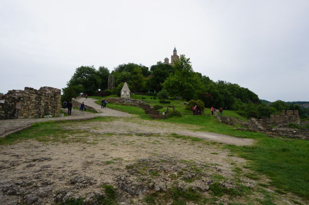 Pohľad na kopec s pevnosťou Carevec vo Velikom Tarnove, na jeho vrcholku Patriarchálna katedrála Božieho nanebovstúpenia