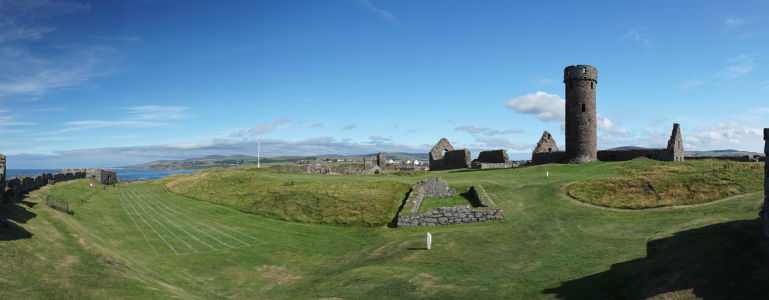 Vnútro hradu v Peeli a kruhová veža, ktorá bola kedysi súčasťou keltského kláštora