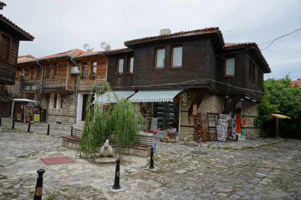 Typické kamenno-drevené domčeky v uličkách Nesebaru