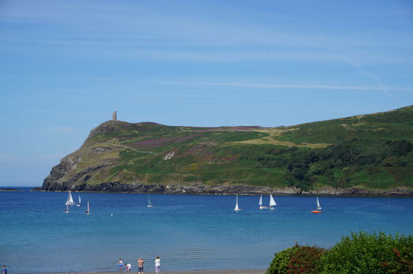 Záliv Port Erin a v diaľke Milnerova veža