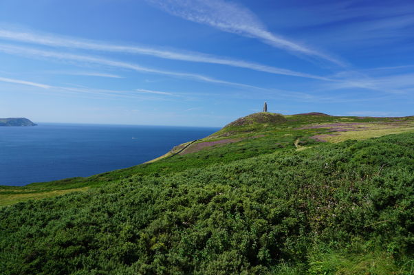 Milnerova veža pri pohľade z Bradda Head na ostrove Man