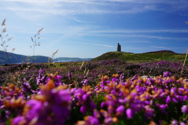 Milnerova veža pri pohľade z Bradda Head na ostrove Man