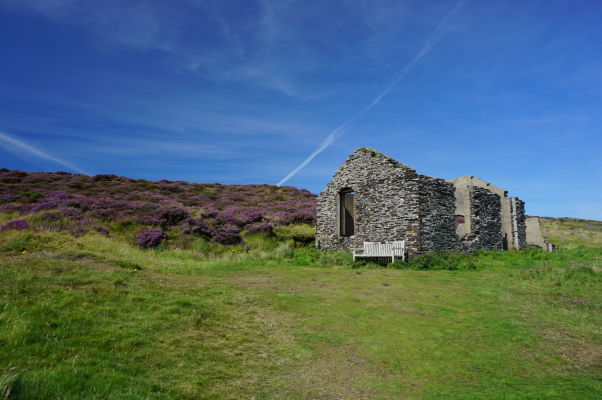 Ruiny starého domu na Bradda Head neďaleko Milnerovej veže na ostrove Man