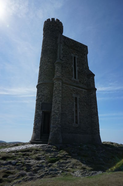 Milnerova veža na útese Bradda Head neďaleko mestečka Port Erin
