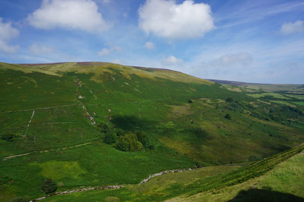 Pohľad z vagónu elektrickej horskej železnice Snaefell Mountain Railway na ostrove Man