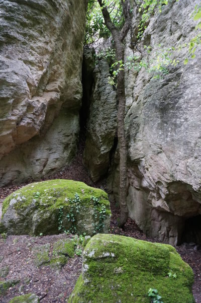 Jaskyne v okolí reliéfu Madarského jazdca