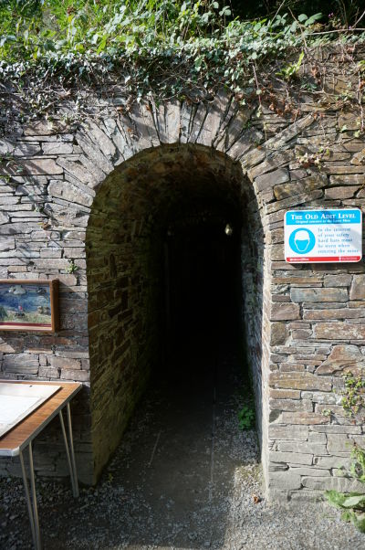 Jedna zo šácht baní Great Laxey Mines na ostrove Man, ktoré boli kedysi najhlbšie na svete a z ktorých odčerpávalo vodu najväčšie vodné kolo sveta