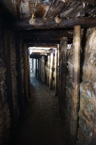 Jedna zo šácht baní Great Laxey Mines na ostrove Man, ktoré boli kedysi najhlbšie na svete a z ktorých odčerpávalo vodu najväčšie vodné kolo sveta