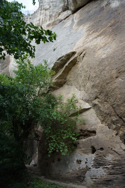 Jaskyne v okolí reliéfu Madarského jazdca