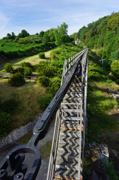 Viadukt, v ktorom vedie dlhý hriadeľ poháňaný vodným kolom Lady Isabella - na jeho druhom konci čerpadlo odčerpávalo vodu z miestnych baní v Laxey na ostrove Man