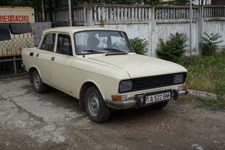 V uliciach Podnesterska sa preháňajú aj Lady a Moskviče a ešte viac navodzujú sovietsku atmosféru