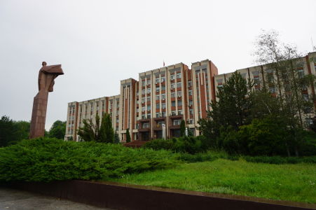 Sídlo vlády Podnesterska a socha Lenina