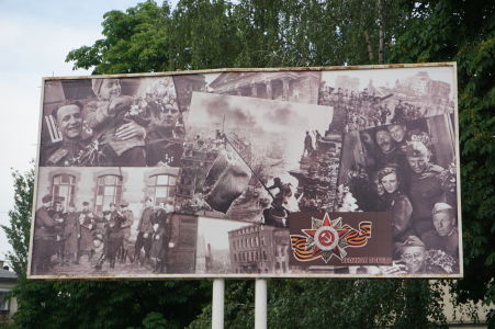 Propagandistický bilboard pripomínajúci "Veľké víťazstvo", teda porážku Nemecka v 2. svetovej vojne