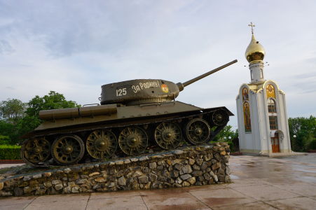 "Tankový" pamätník s nápisom "Za rodinu!", v pozadí ortodoxná kaplnka