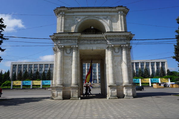 Víťazný oblúk v Kišiňove a za ním sídlo vlády Moldavska