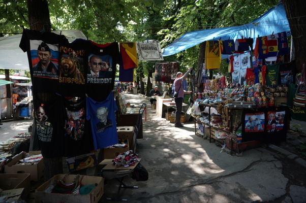 Tržnica v parčíku na Bulvári Štefana Veľkého v Kišiňove - kúpite si tričko s Putinom?
