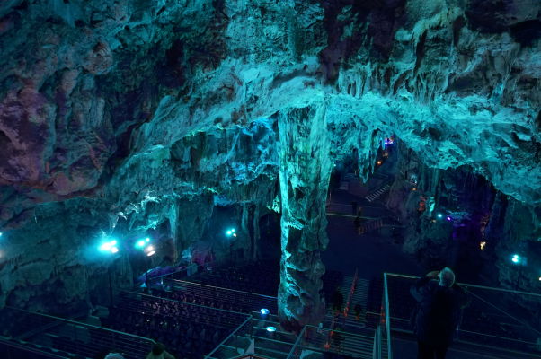 Jaskyňa sv. Michala (St. Michael's Cave) - slúži aj ako koncertná sieň a je osvetlená rôzne sa meniacimi farbami