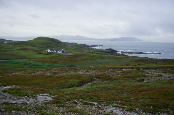 Osamelá farma na pobreží Malin Head na severe Írska - V pozadí je vidieť ostrov Tory, za ktorým sa tiahne už len šíry Atlantik - až po Ameriku