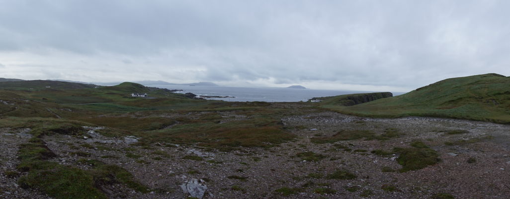 Osamelá farma na pobreží Malin Head na severe Írska - V pozadí je vidieť ostrov Tory, za ktorým sa tiahne už len šíry Atlantik - až po Ameriku
