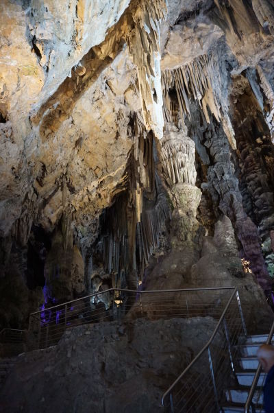 Jaskyňa sv. Michala (St. Michael's Cave) - je osvetlená rôzne sa meniacimi farbami