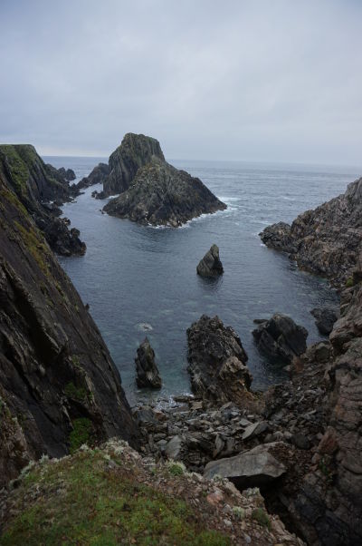 Drsné pobrežie na Malin Head na severe Írska - aj napriek nepriaznivému počasiu je voda priezračne čistá