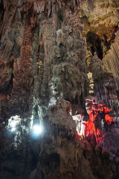 Jaskyňa sv. Michala (St. Michael's Cave) - je osvetlená rôzne sa meniacimi farbami