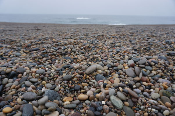 Kamienky na pláži Ballyhillin Beach - nájdu sa medzi nimi i nejaké polodrahokamy?