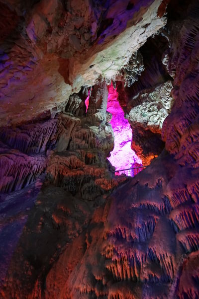 Jaskyňa sv. Michala (St. Michael's Cave) - je osvetlená rôzne sa meniacimi farbami