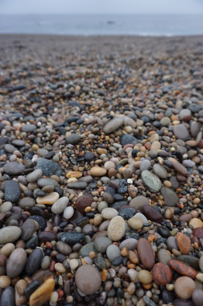 Kamienky na pláži Ballyhillin Beach - nájdu sa medzi nimi i nejaké polodrahokamy?