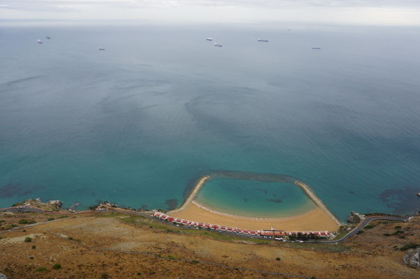 Pláž Sandy Bay na Gibraltári pri pohľade zo Skaly